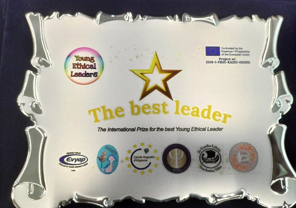Point culminant du projet Erasmus+ « Young Ethical Leaders », remise du prix « Jeune Leader Ethique » à la candidate grecque par l’intermédiaire du proviseur de son lycée
